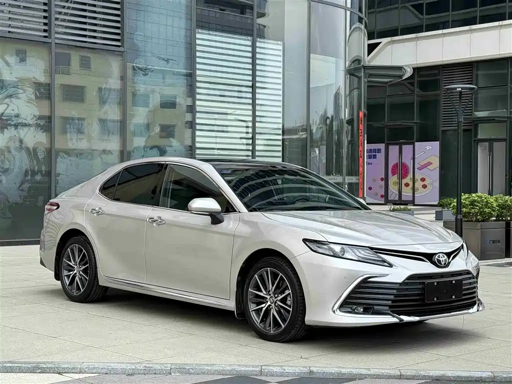 Toyota Camry — фото 3
