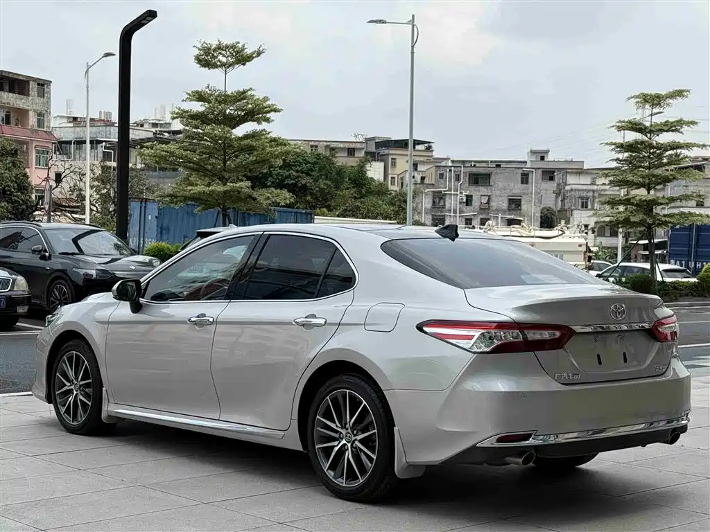 Toyota Camry — фото 4