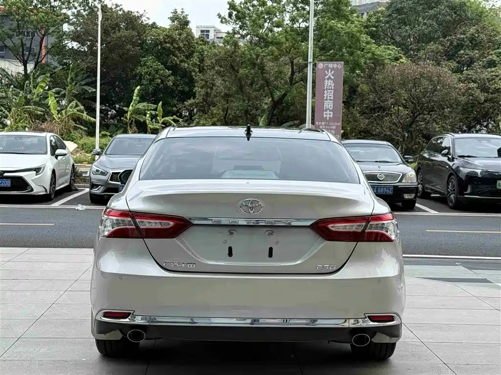 Toyota Camry — фото 5