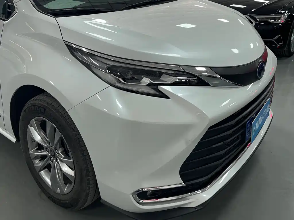 Toyota Sienna — фото 4