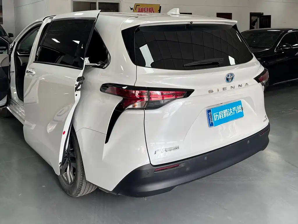 Toyota Sienna — фото 8