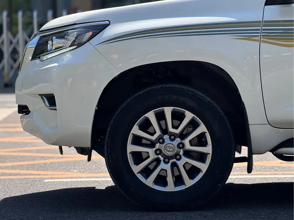 Toyota Prado — фото 6