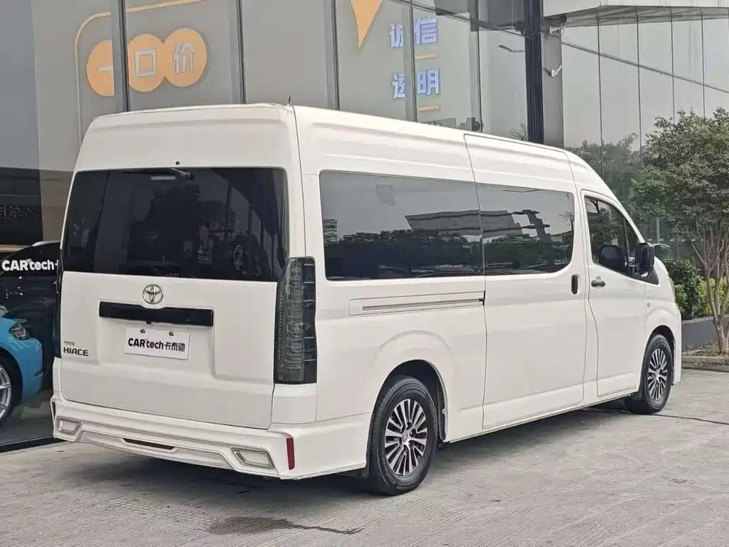 Toyota Hiace — фото 3