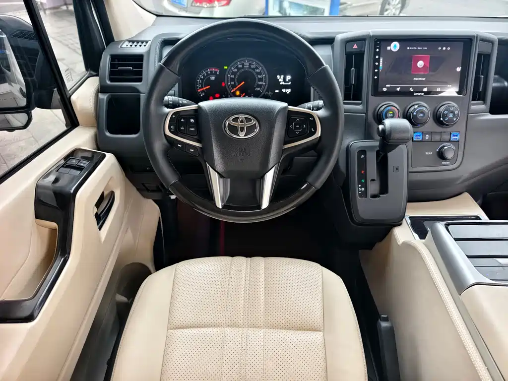 Toyota Hiace — фото 4