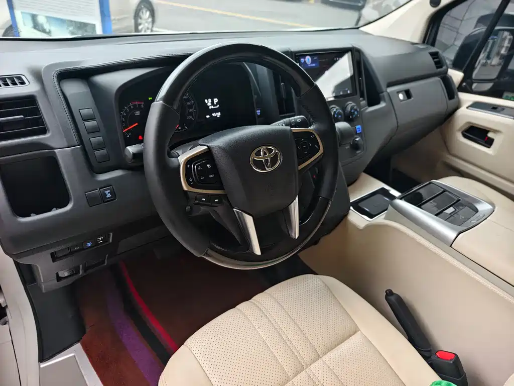 Toyota Hiace — фото 5