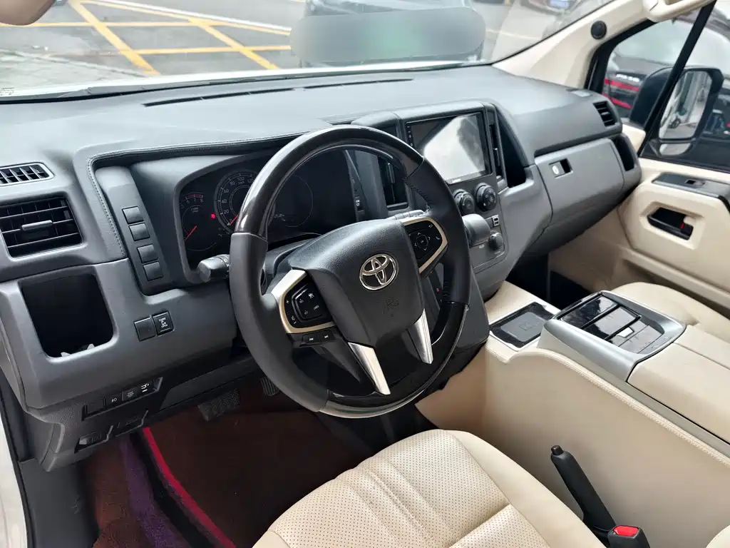 Toyota Hiace — фото 7
