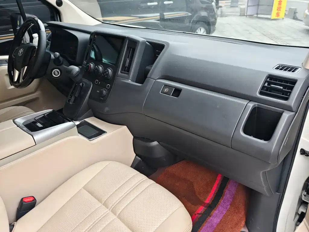 Toyota Hiace — фото 8