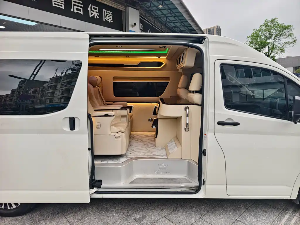 Toyota Hiace — фото 9