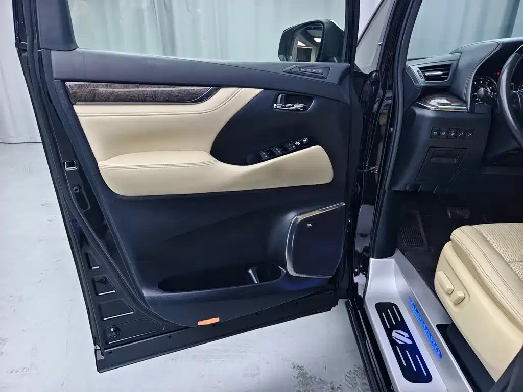 Toyota Alphard — фото 7