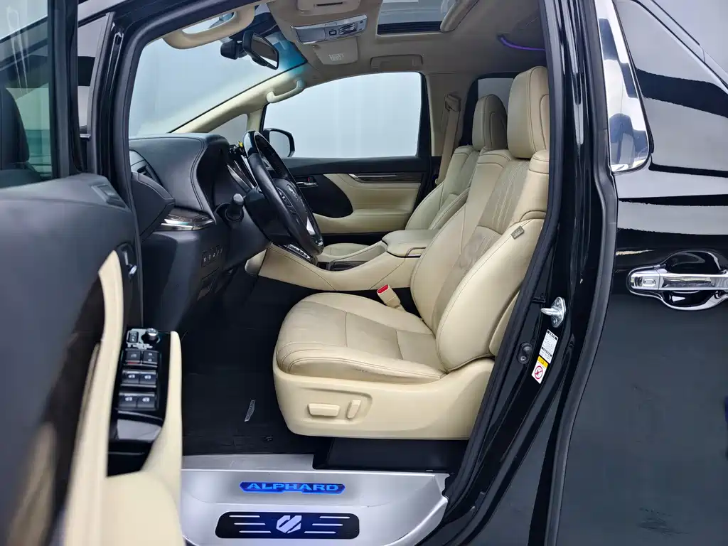 Toyota Alphard — фото 9