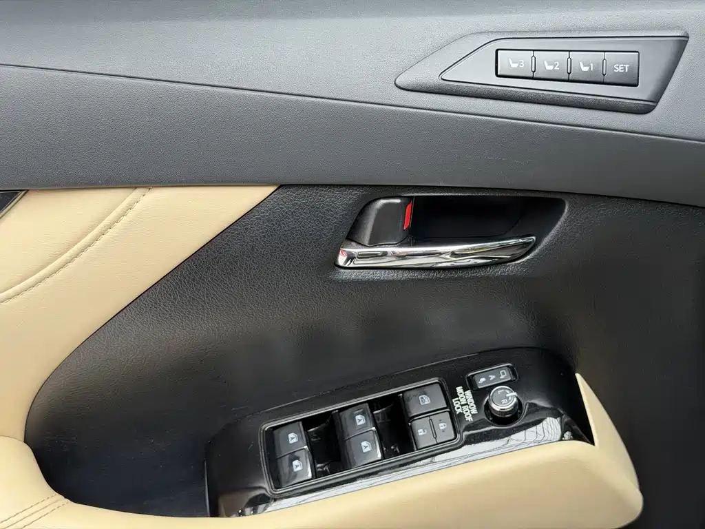 Toyota Vellfire — фото 10