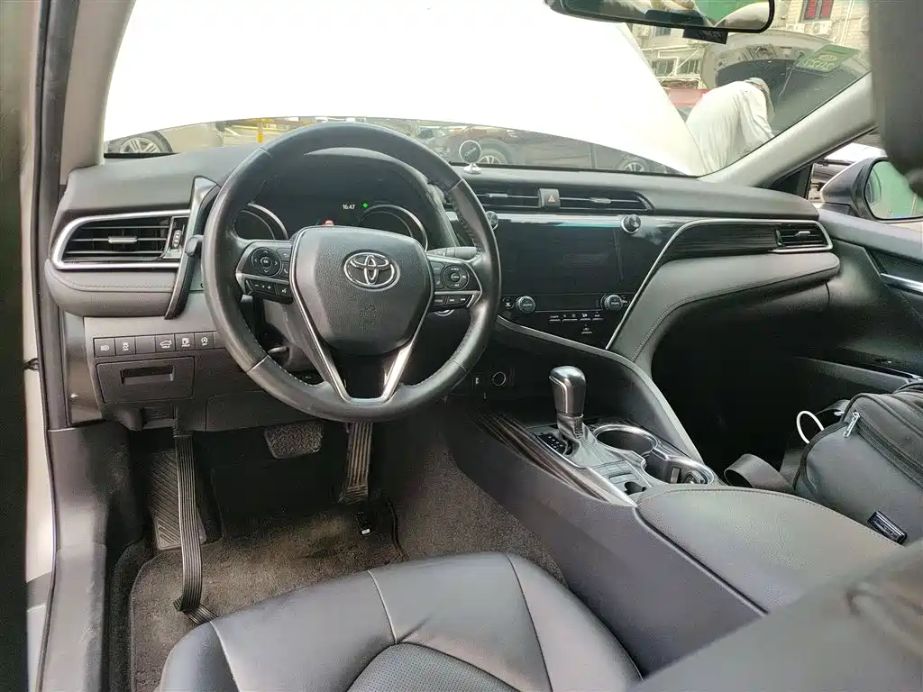 Toyota Camry — фото 10