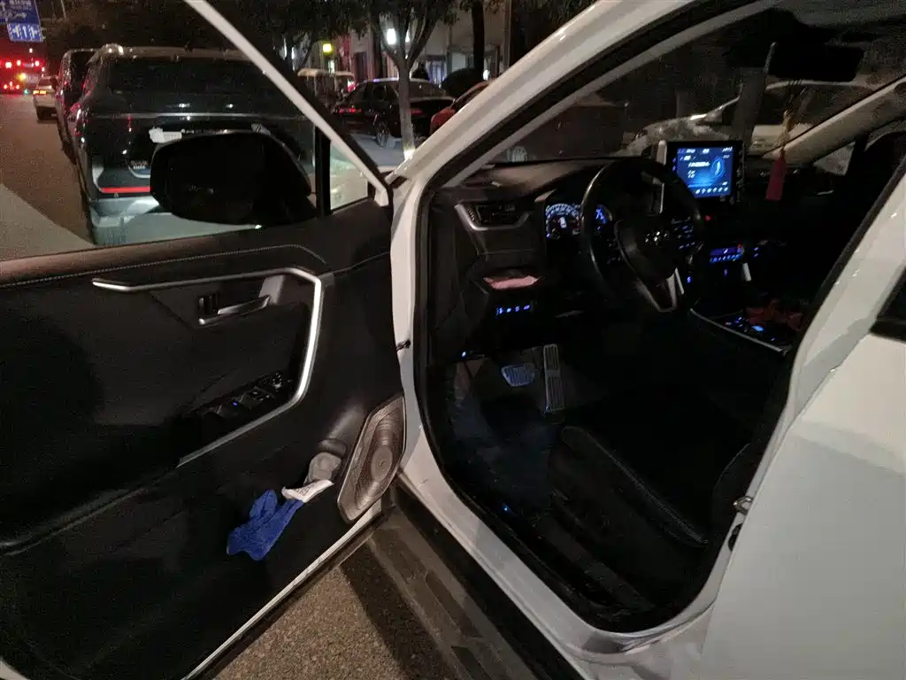 Toyota RAV4 — фото 14