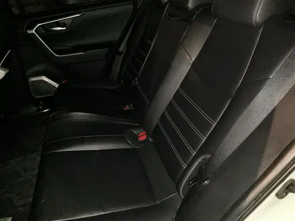 Toyota RAV4 — фото 15