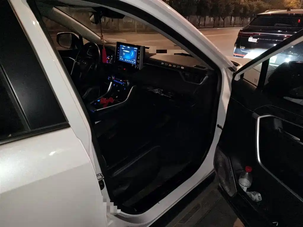 Toyota RAV4 — фото 20