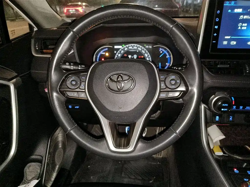 Toyota RAV4 — фото 3