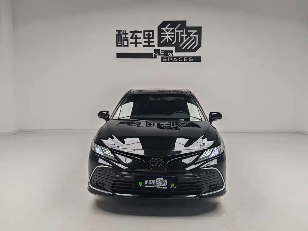 Toyota Camry — фото 2