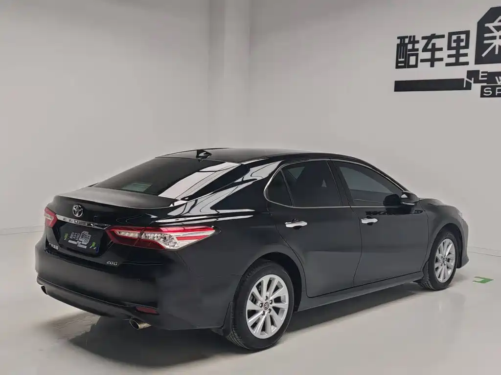 Toyota Camry — фото 4