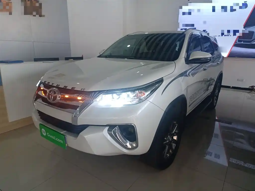 Toyota Fortuner — фото 2