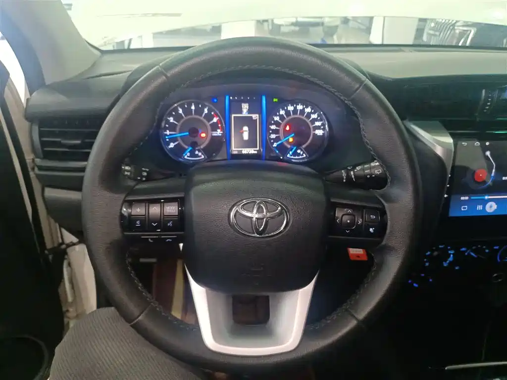 Toyota Fortuner — фото 11