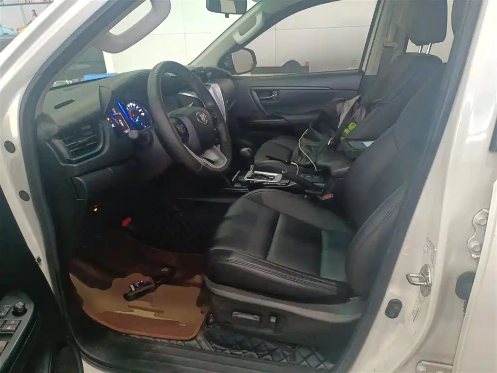 Toyota Fortuner — фото 15