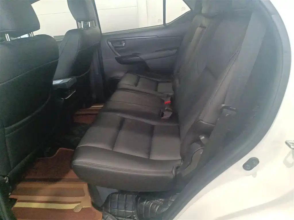 Toyota Fortuner — фото 17