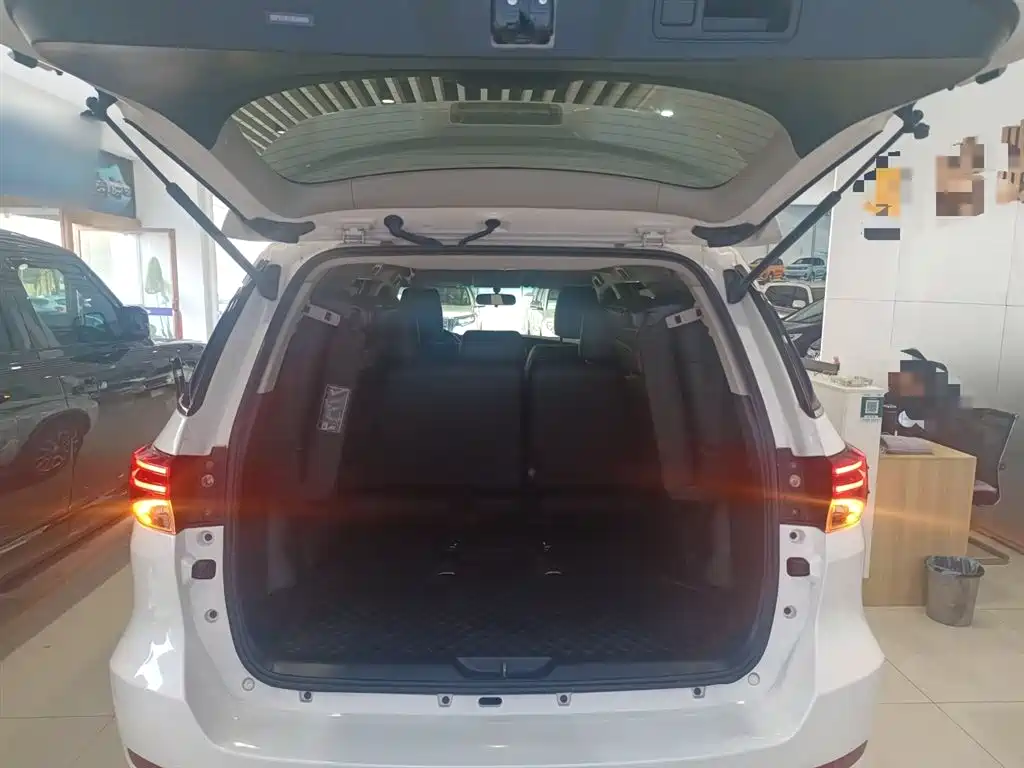 Toyota Fortuner — фото 19