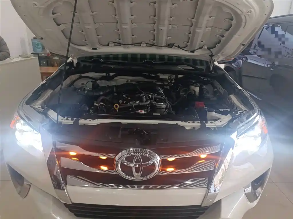 Toyota Fortuner — фото 20