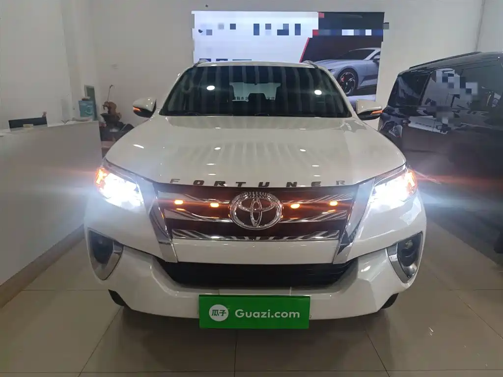Toyota Fortuner — фото 3