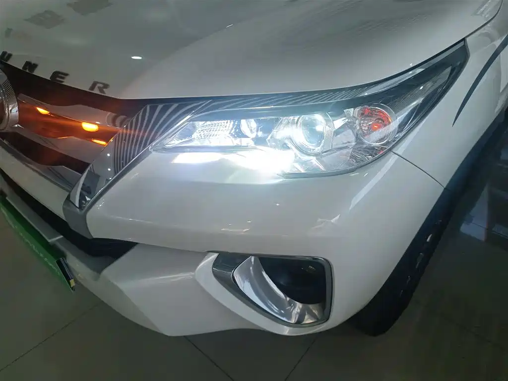 Toyota Fortuner — фото 24
