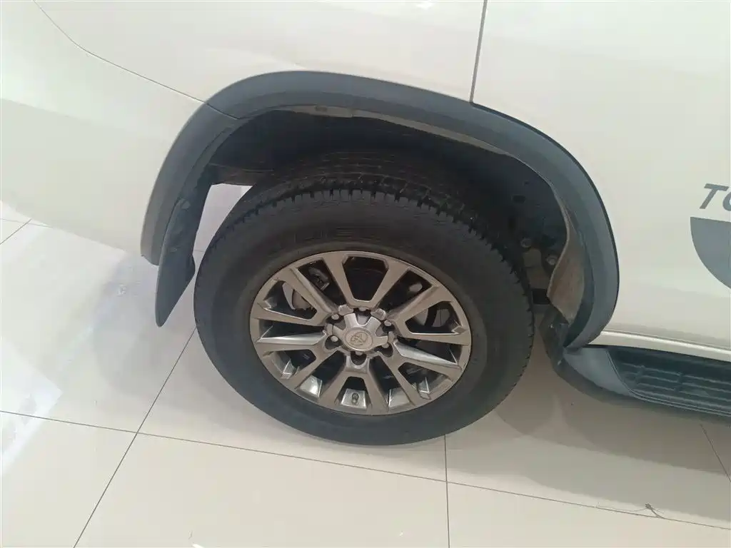 Toyota Fortuner — фото 26