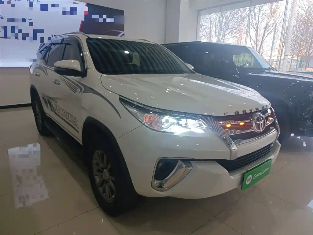 Toyota Fortuner — фото 4