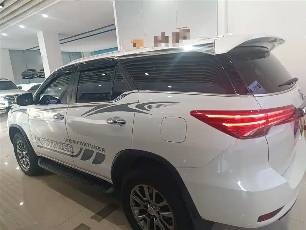 Toyota Fortuner — фото 5