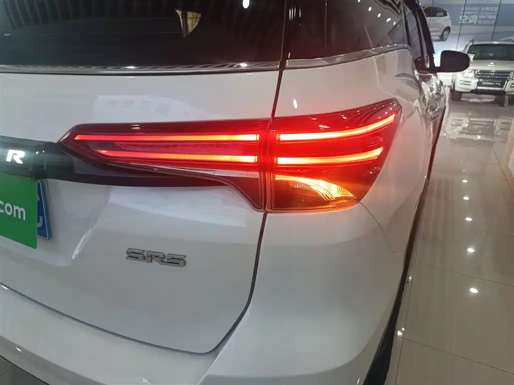 Toyota Fortuner — фото 8