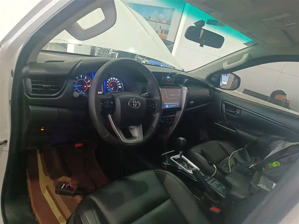 Toyota Fortuner — фото 10