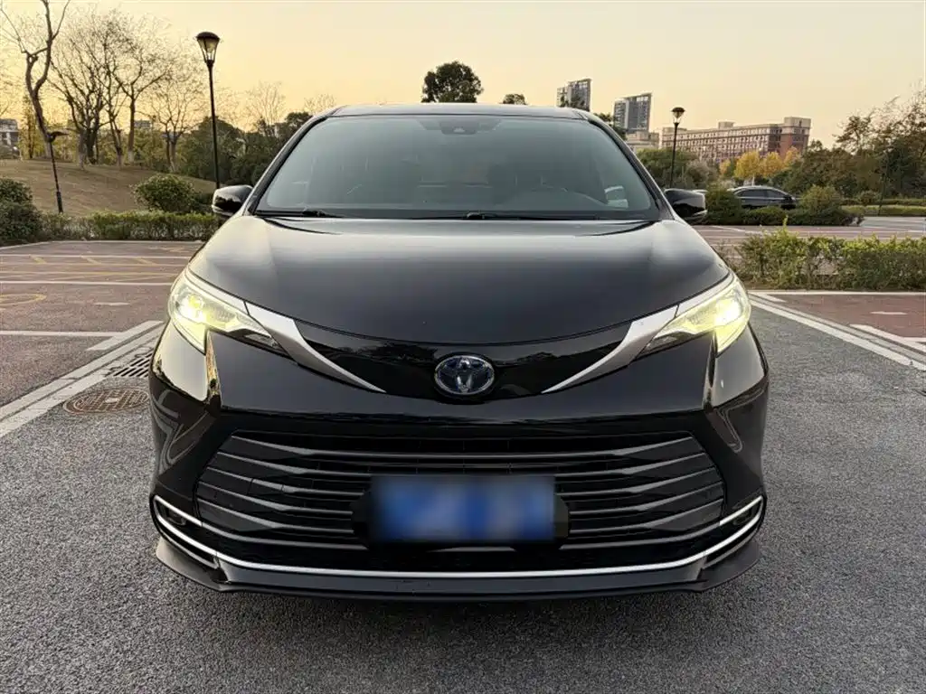 Toyota Sienna — фото 11