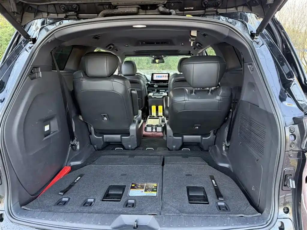 Toyota Sienna — фото 19