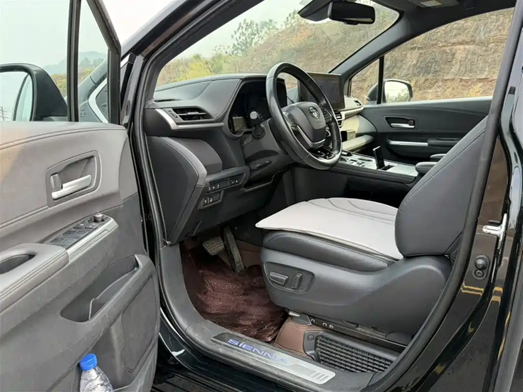 Toyota Sienna — фото 24