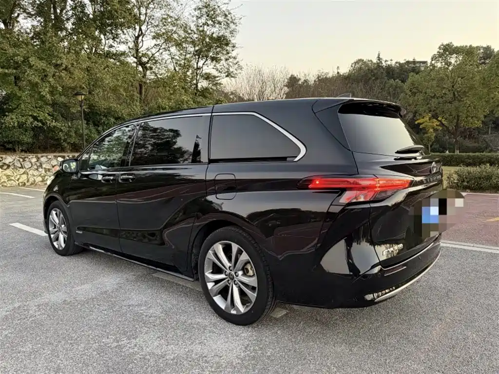 Toyota Sienna — фото 10