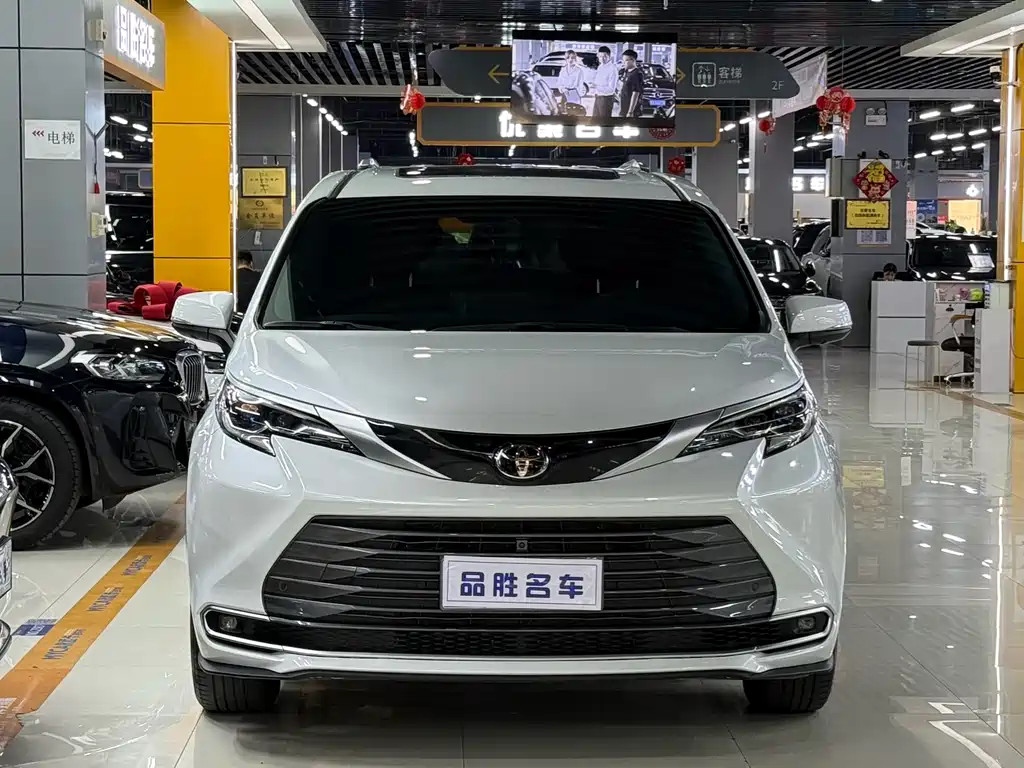 Toyota Sienna — фото 2