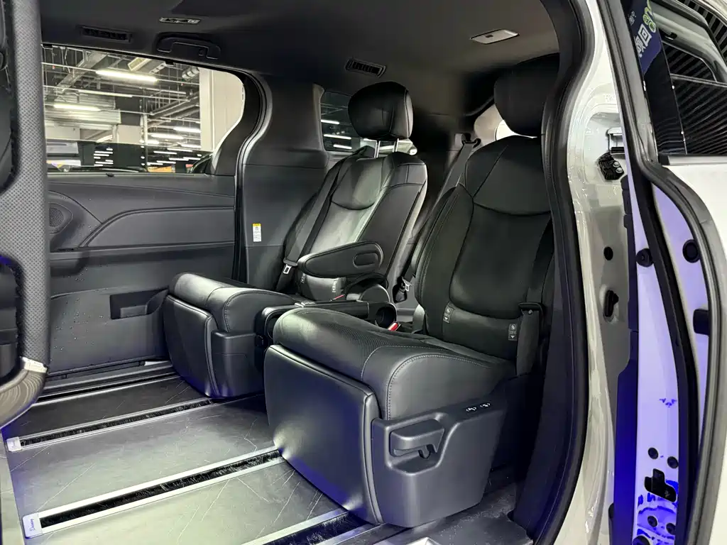 Toyota Sienna — фото 15