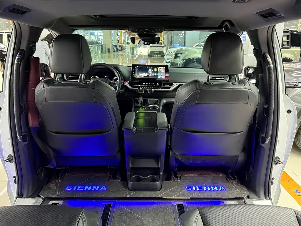 Toyota Sienna — фото 19