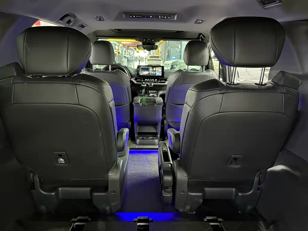 Toyota Sienna — фото 20