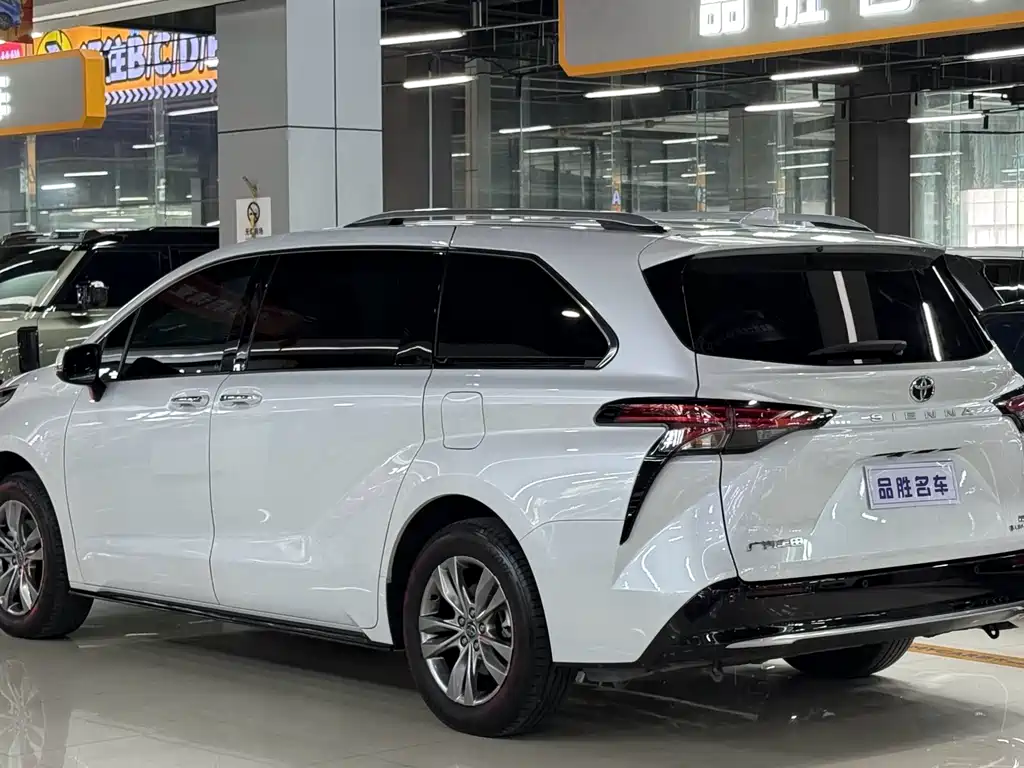 Toyota Sienna — фото 3