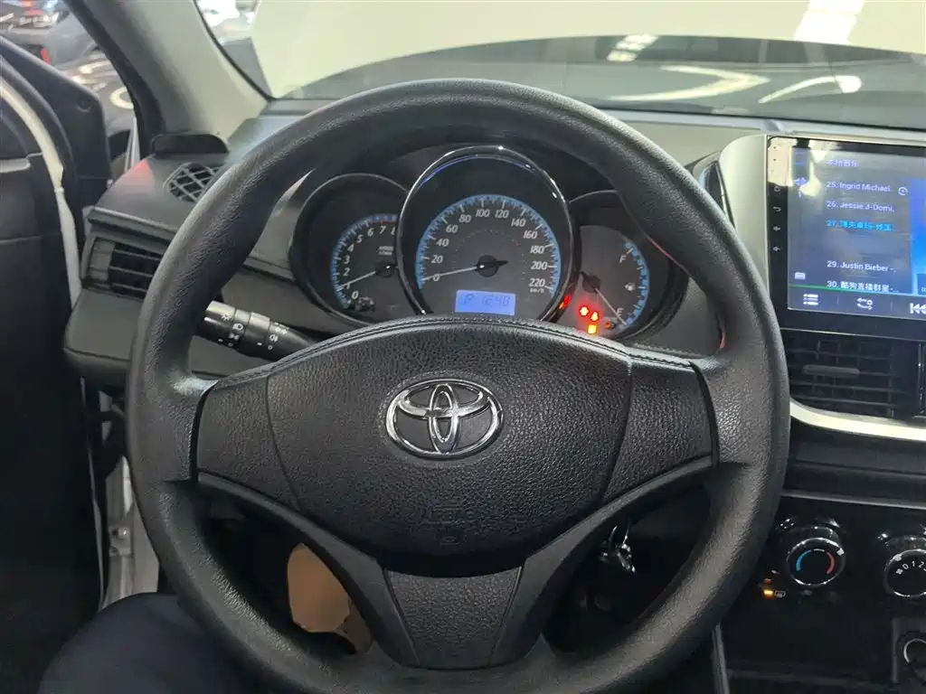 Toyota Yaris L — фото 11