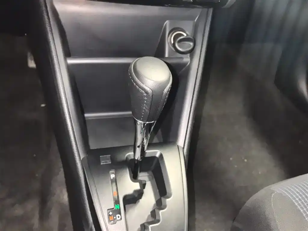 Toyota Yaris L — фото 14