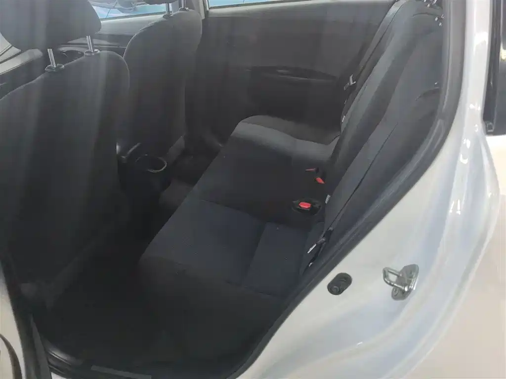 Toyota Yaris L — фото 17