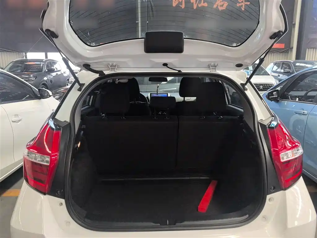 Toyota Yaris L — фото 19