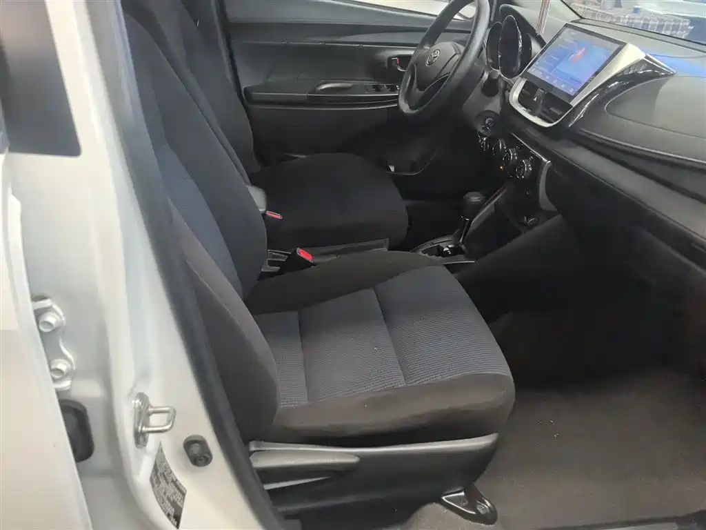 Toyota Yaris L — фото 25