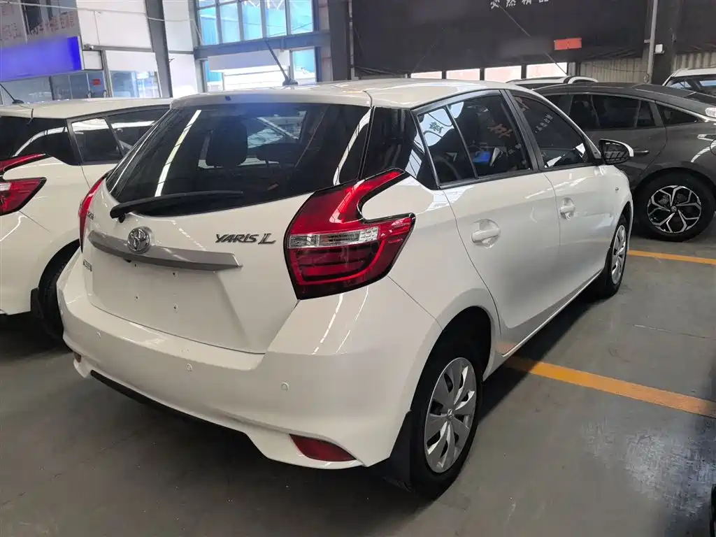 Toyota Yaris L — фото 7